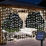 Bele solarne lampice u obliku zavese daju eleganciju i izgledaju kao da lebde zahvaljujući tankim žicama