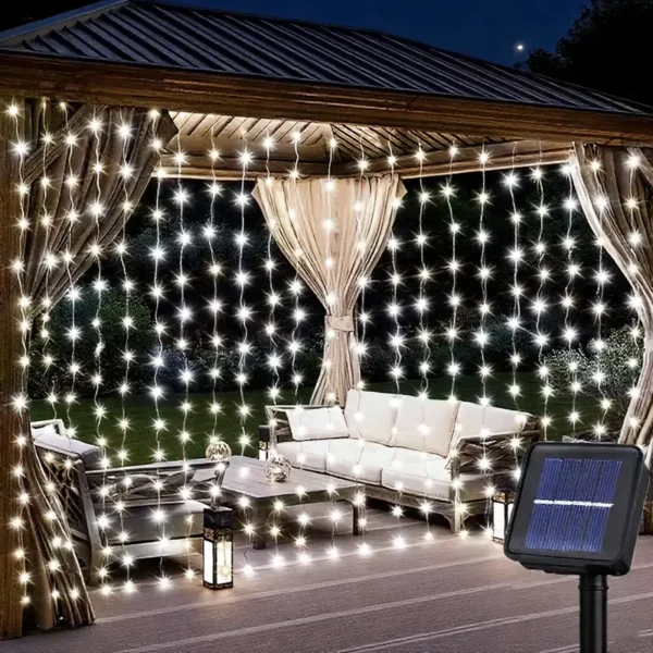 Bele solarne lampice u obliku zavese daju eleganciju i izgledaju kao da lebde zahvaljujući tankim žicama