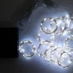 Dekorativne LED sijalice u beloj zavesi nude osam režima rada i naglašavaju svečani ambijent