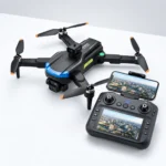Dron XF605 sa raširenim kracima pored daljinskog upravljača sa ekranom i postavljenim telefonom