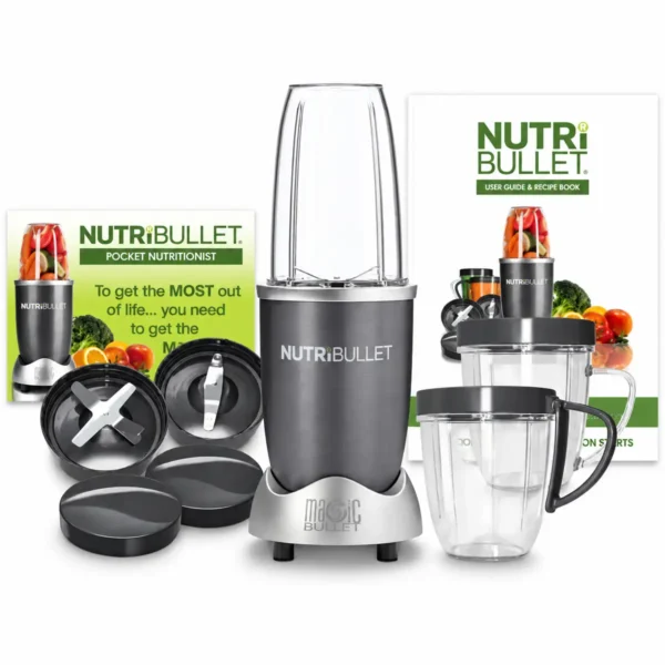 Nutribullet blender sa praznom posudom, dodatnim čašama, sečivima, poklopcima i knjižicama u pozadini
