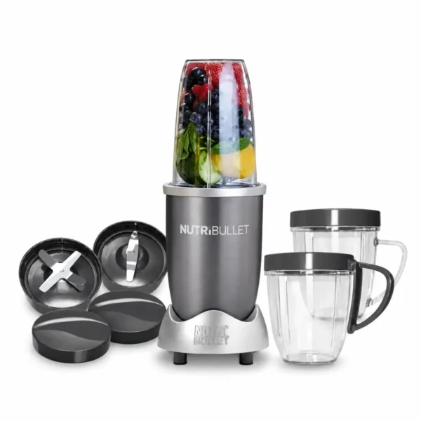 Nutribullet blender sa voćem u posudi, dodatnim posudama sa ručkama, sečivima i poklopcima