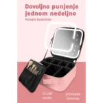 Otvorena roze torba sa osvetljenim ogledalom, crnim pregradama i četkicama u preklopnom držaču