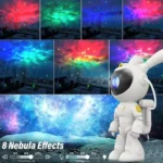Beli projektor u obliku zeca astronauta uz prikaze raznobojnih maglina i svetlosnih tačaka u sobi